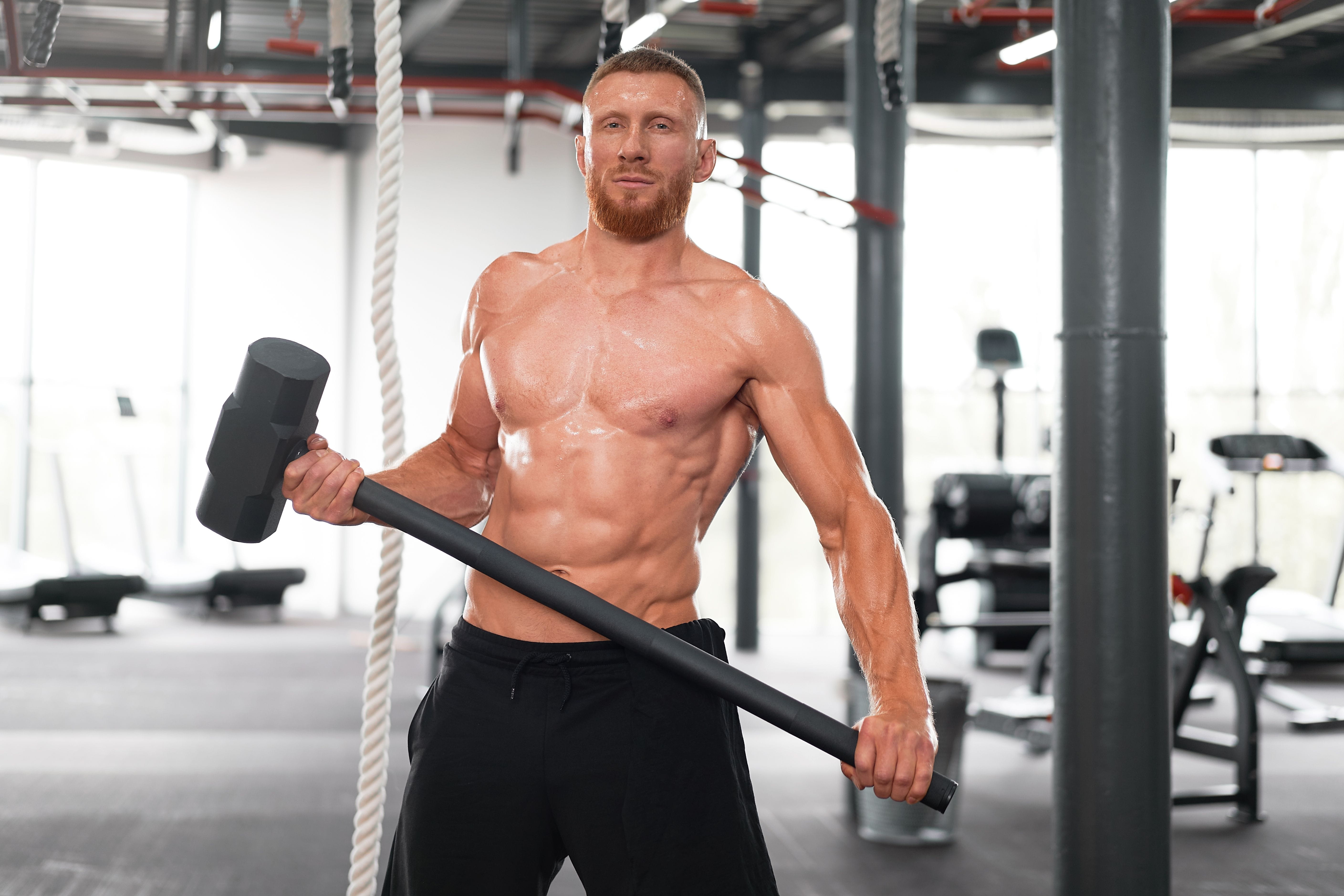 muž cvičiaci v telocvični 