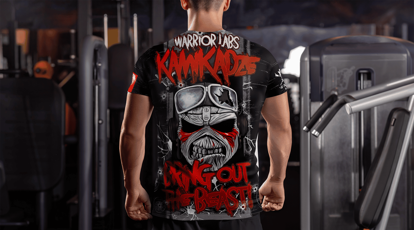 #popis Warrior Labs - Tricko - Muž v športovom tričku kamikadze pózuje fotografovi vo fitness centre