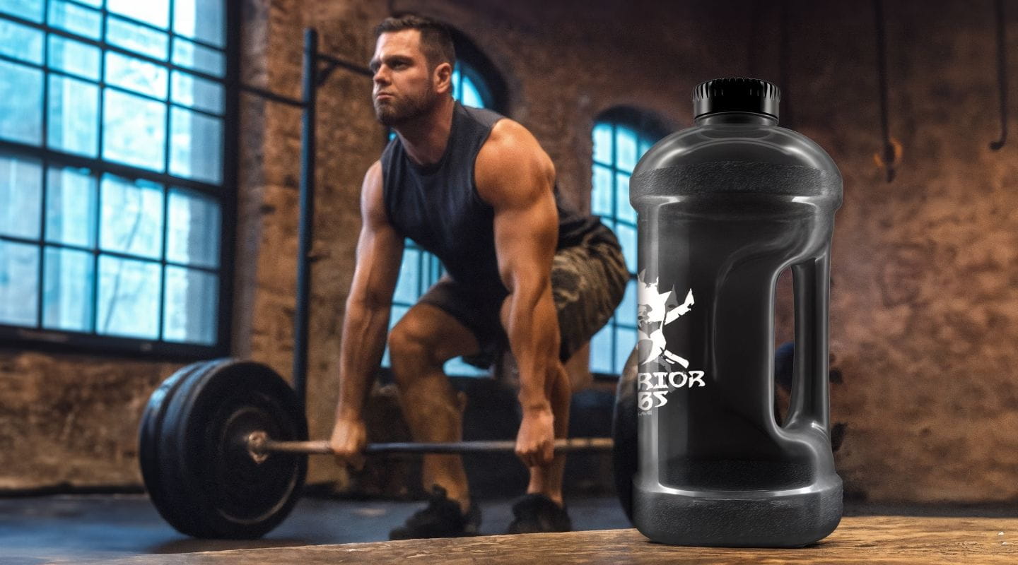 Popis - Muž trénuje deadlift a má po ruke 2 l fľašu čiernu s logom WL