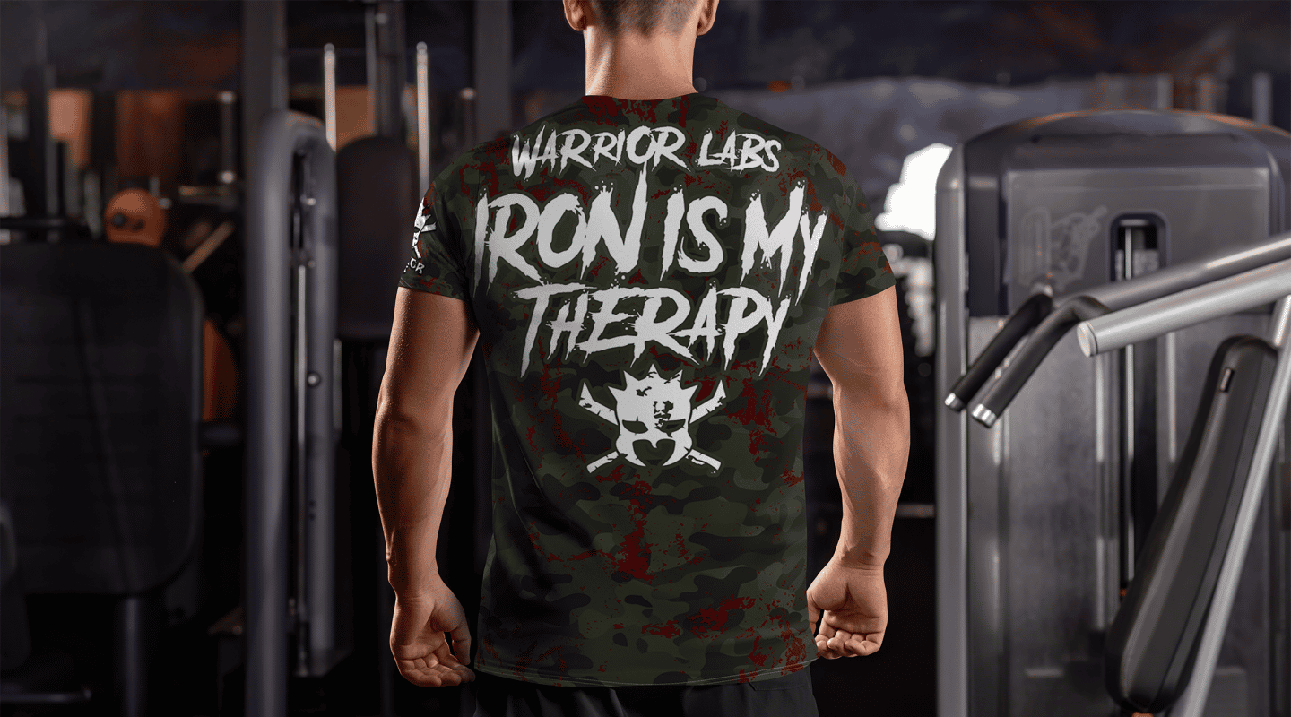 #popis Warrior Labs - Muž v športovom tričku Iron is my Therapy v gyme