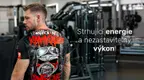 #5 Warrior Labs - Tricko - Muž v športovom tričku kamikadze pozerajúci sa cez rameno vo fitness centre cz
