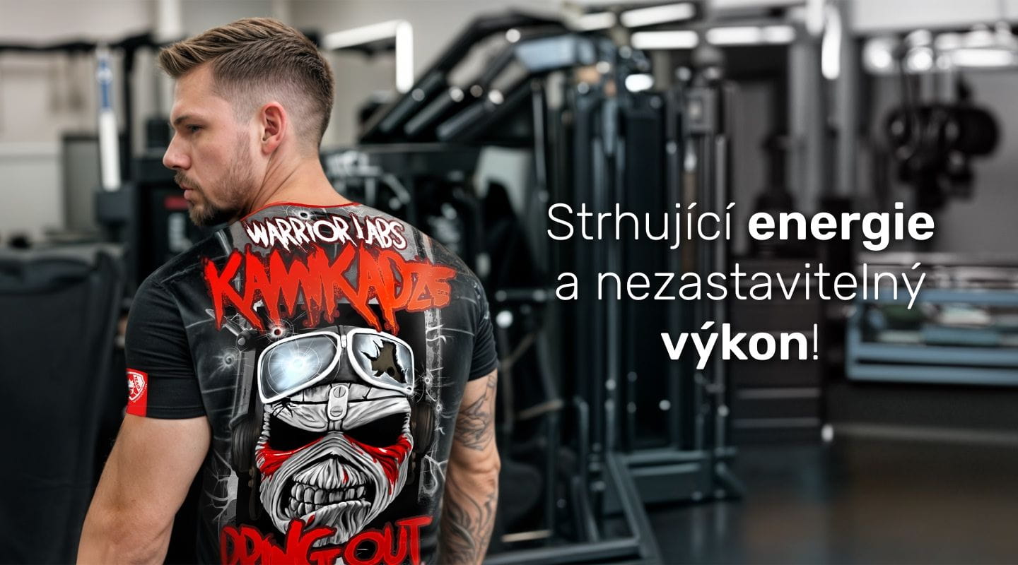 #5 Warrior Labs - Tricko - Muž v športovom tričku kamikadze pozerajúci sa cez rameno vo fitness centre cz