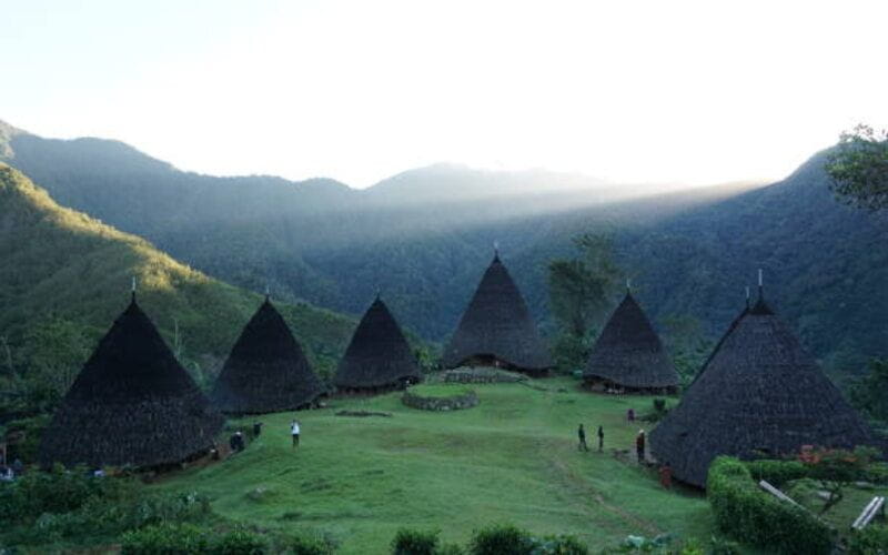 800 Top 10 Unforgettable Hiking Trails in Indonesia