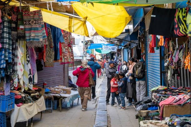 Moti Market in Leh, India Leh, India - April 02, 2023: People at the Moti Market in the historic city centre buy in Kashmir stock pictures, royalty-free photos & images