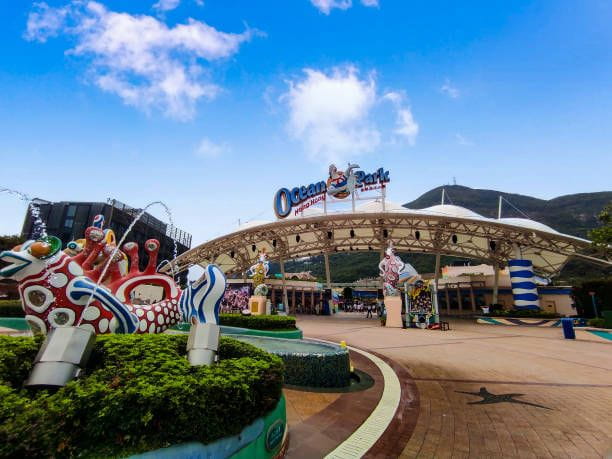 Ocean Park, Hong Kong entrance gate view. Hong Kong, May 09,2024 : Ocean Park entrance gate view. Ocean Park is the second largest amusement park in Hong Kong Visit Hong Kong stock pictures, royalty-free photos & images