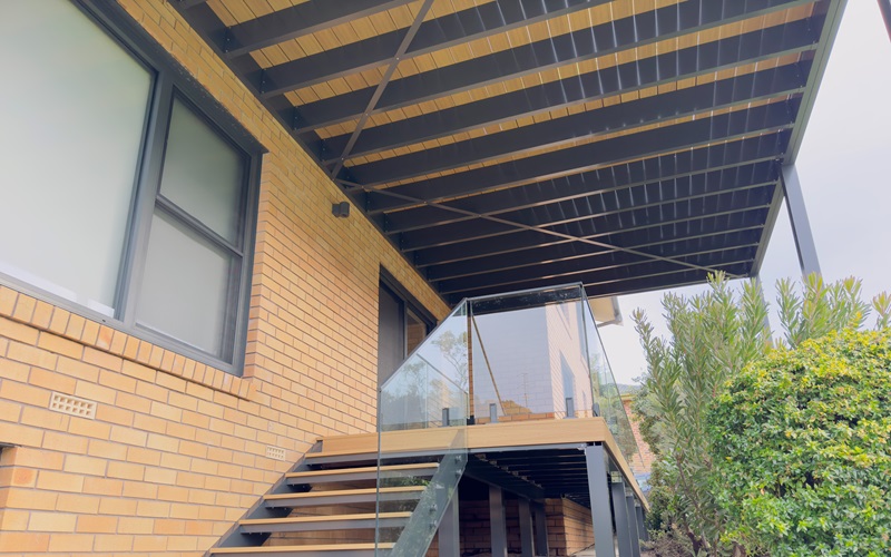 TWO-STORY - PATIO AND DECKS - ALU SLAT HANDRAILS