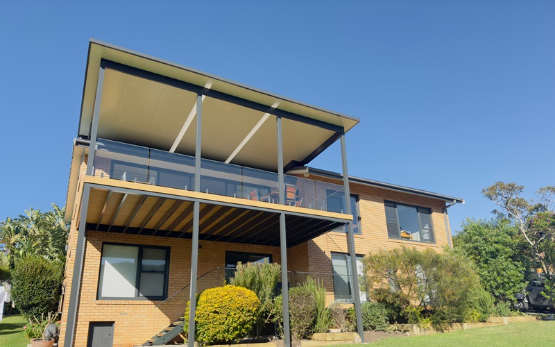 TWO-STORY - PATIO AND DECKS - ALU SLAT HANDRAILS
