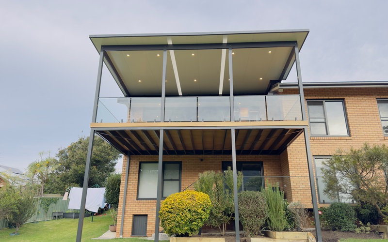 TWO-STORY - PATIO AND DECKS - ALU SLAT HANDRAILS