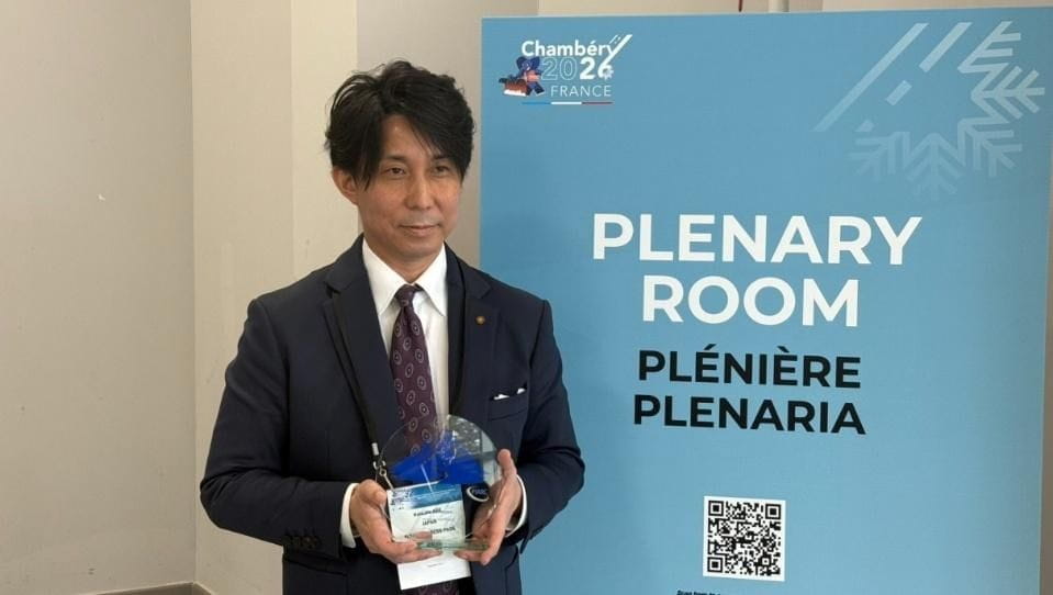 スーツを着た男性と文字<br />
<br />
中程度の精度で自動的に生成された説明