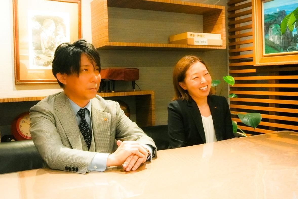 屋内, 座る, テーブル, 窓 が含まれている画像<br />
<br />
自動的に生成された説明