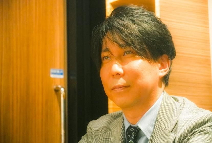 ネクタイを締めた少年<br />
<br />
自動的に生成された説明