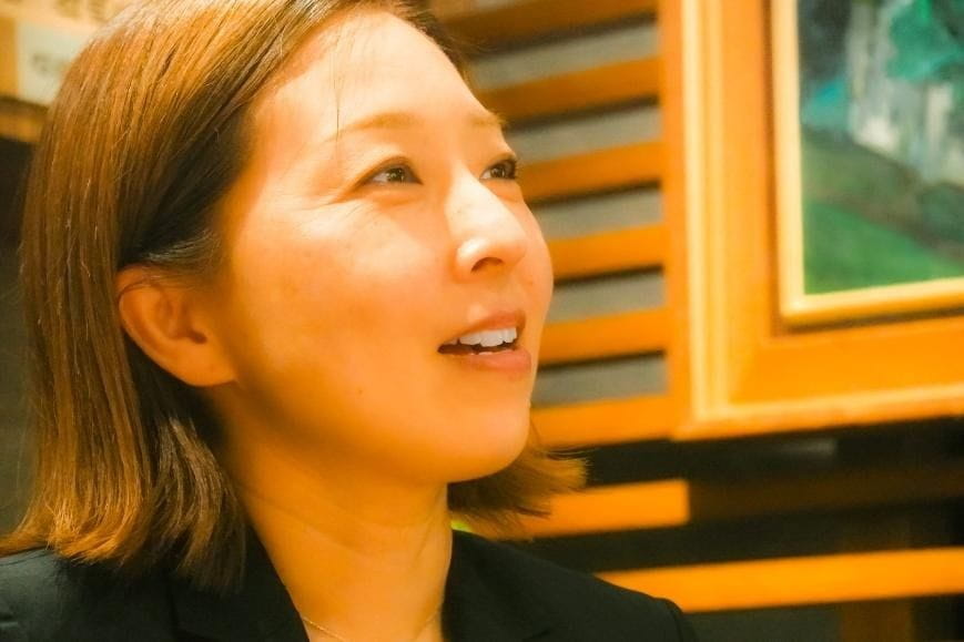 女性の顔<br />
<br />
自動的に生成された説明