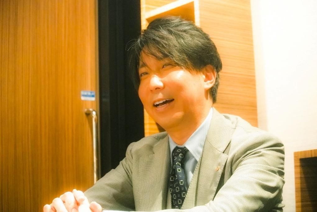 ネクタイを締めた男性<br />
<br />
自動的に生成された説明