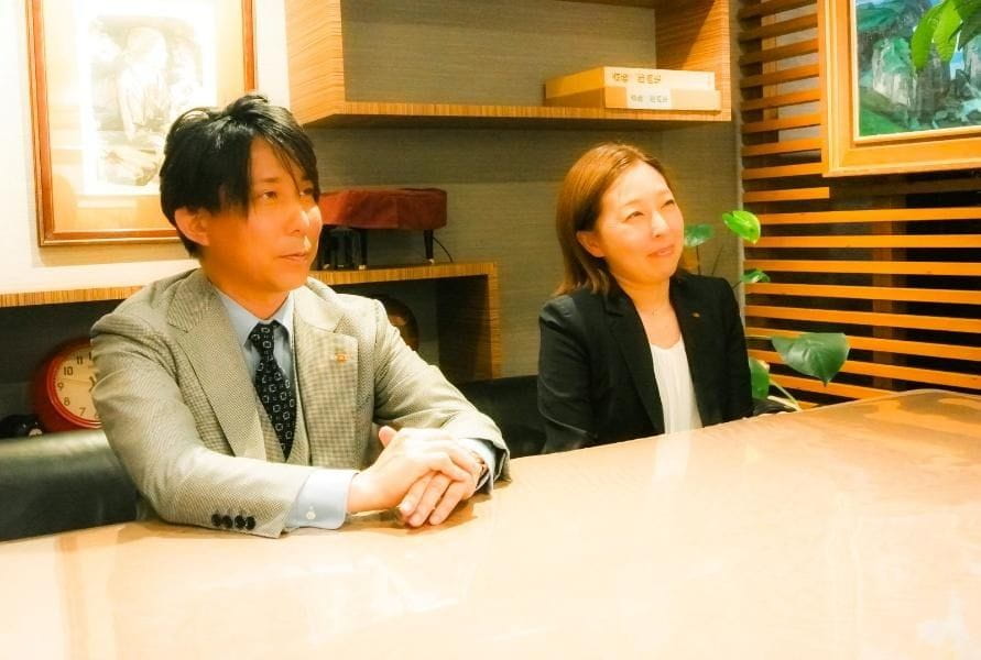 テーブル, 座る, 会議室, 若い が含まれている画像<br />
<br />
自動的に生成された説明