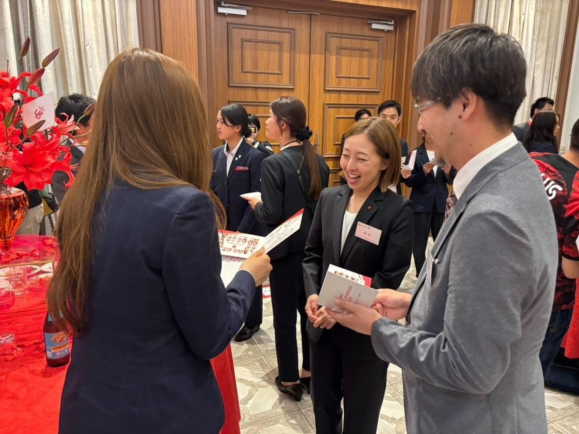 人, 立つ, 女性, 民衆 が含まれている画像<br />
<br />
自動的に生成された説明