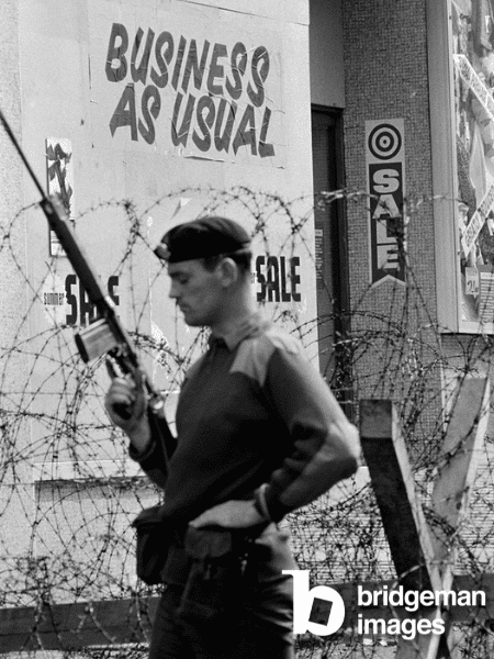 Fotografie von Joseph McKenzie die einen Soldaten in Derry City zeigt