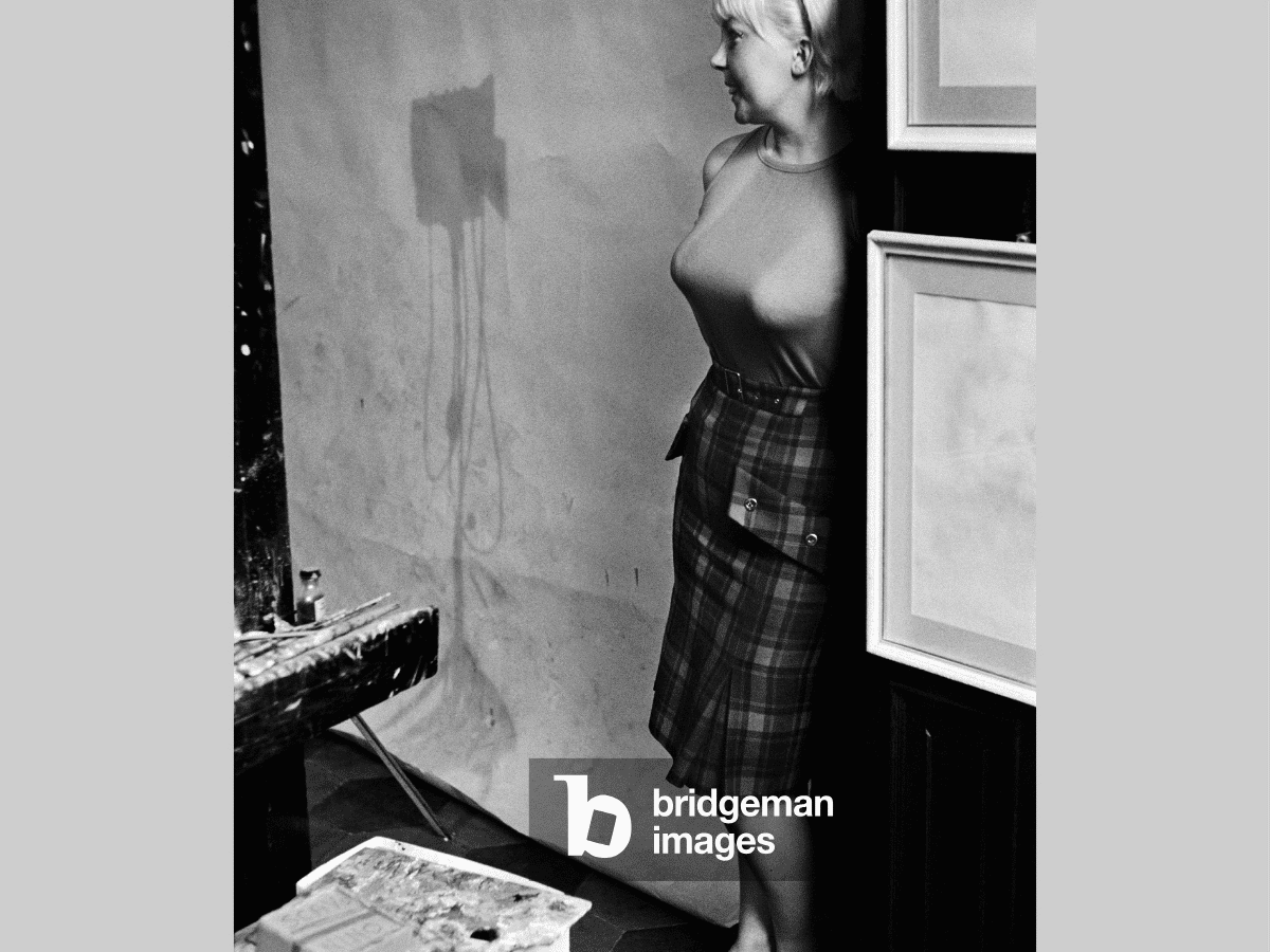 b+w photo, woman against wall