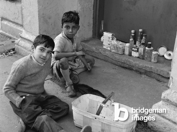 Commerçants asiatiques, extrait de l'essai : "Les enfants des Gorbals de Glasgow", 1964/65 (photo), Joseph McKenzie 