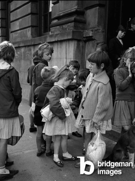 Bains publics de Townhead, extrait de l'essai : "Les enfants des Gorbals de Glasgow", 1964/65 (photo), Joseph McKenzie 