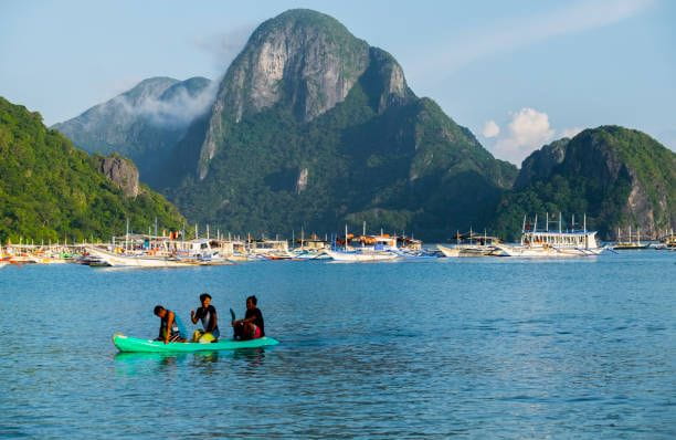 El nido has been selected as the best holiday destination in the world. With its canyons, tiny islands, small beaches on the islands and hidden lagoons, it is a beautiful holiday resort. El nido/Philippines-10.11.2019:El nido has been selected as the best holiday destination in the world. People use canoes between the coast and mosquito boats which are used to tour the surrounding tourist areas. Halong Bay – A Natural Wonder stock pictures, royalty-free photos & images