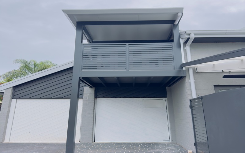 TWO-STORY - PATIO AND DECKS - ALU SLAT HANDRAILS