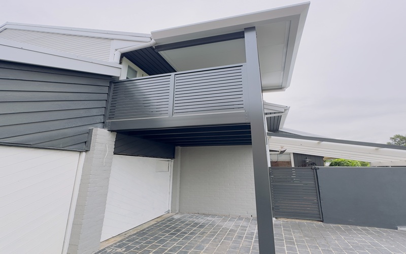 TWO-STORY - PATIO AND DECKS - ALU SLAT HANDRAILS