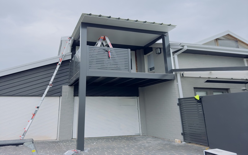 TWO-STORY - PATIO AND DECKS - ALU SLAT HANDRAILS